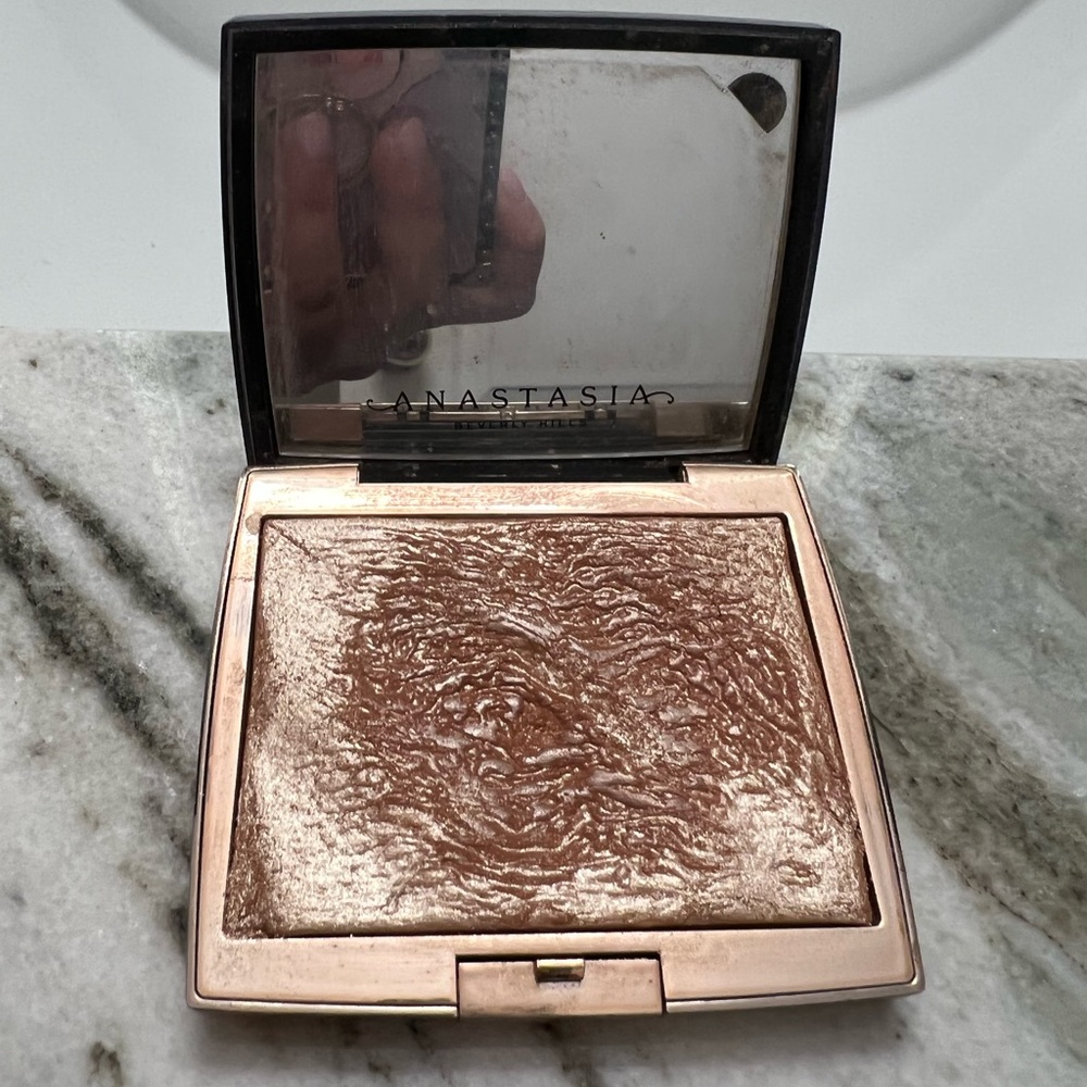 Anastasia Beverly Hills Amrezy Highlighter